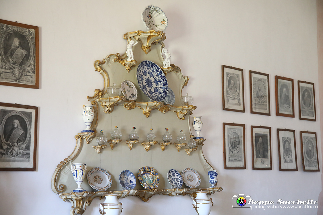 VBS_6652 - Villa Pisani - Stra (Venezia).jpg - SALA DA PRANZO  Questo ambiente, adibito nel Settecento a sala da pranzo, conservò anche in seguito il suo aspetto e la sua funzione. La tavola da pranzo è allestita con oggetti di epoca napoleonica. Molti dei piatti esposti provengono dalla manifattura Antonibon di Nove, attiva dal 1728. Alle pareti vi sono ritratti di procuratori veneziani (secc. XVII-XVIII), spesso opere di famosi pittori veneziani. 
